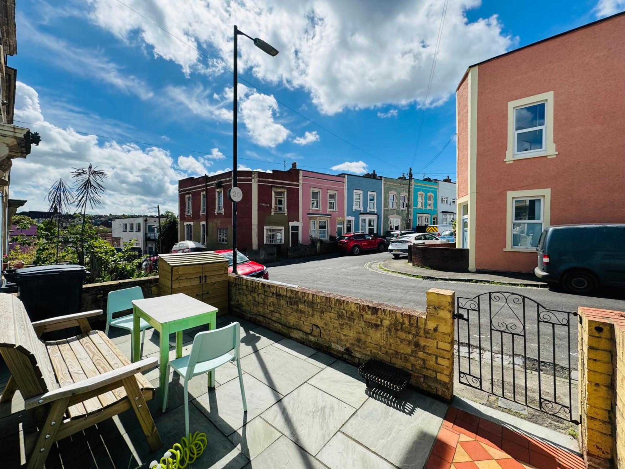 Modern & Vintage Inspired Home In Old Totterdown Bristol Exterior photo